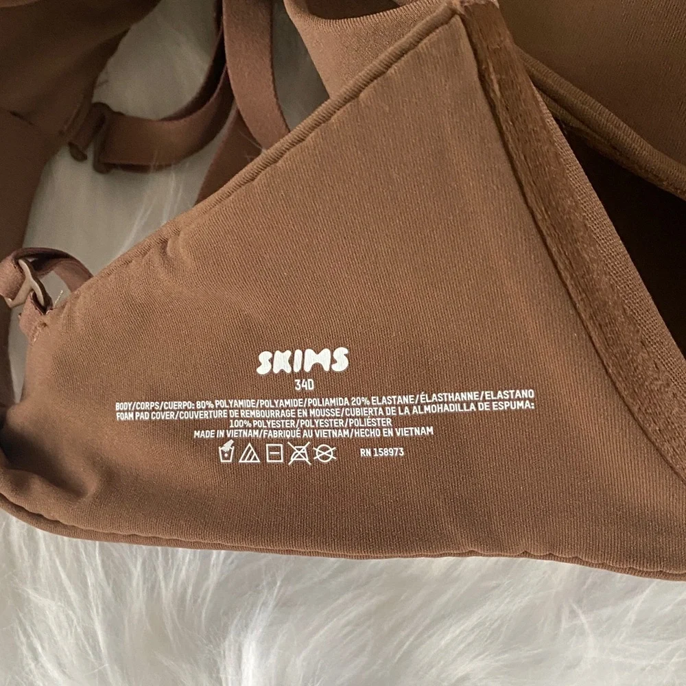 SKIMS NWT Fits everybody T-shirt bra size 34D color jasper